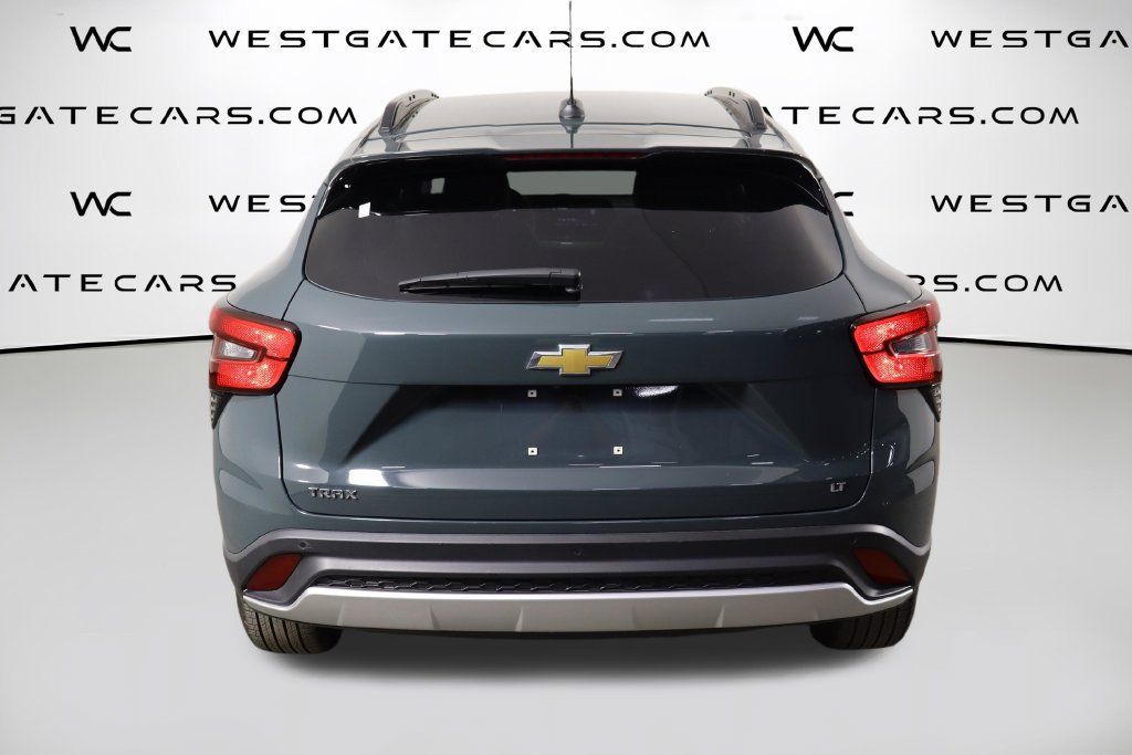 Used 2025 Chevrolet Trax LT w/ Sunroof Package FWD image 4