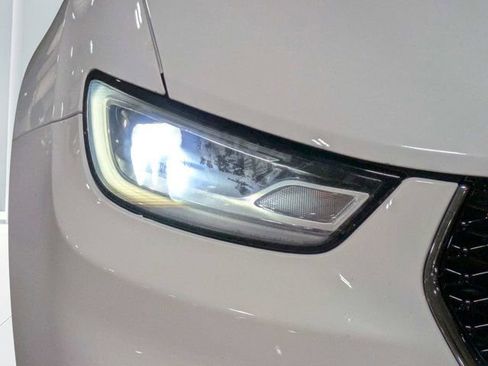 Used 2023 Chrysler Pacifica Touring-L FWD image 9