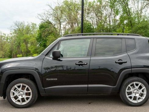 Used 2023 Jeep Renegade Latitude w/ Premium Group AWD/4WD image 9