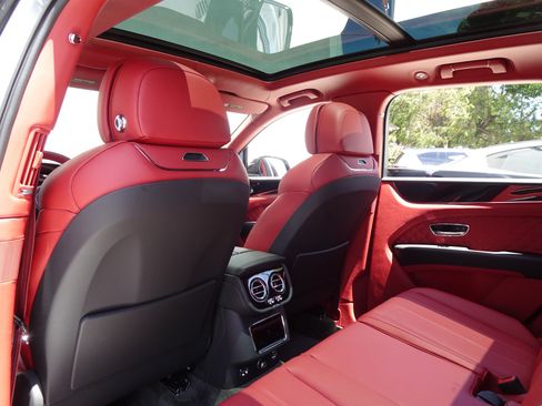 Used 2023 Bentley Bentayga AWD/4WD image 14