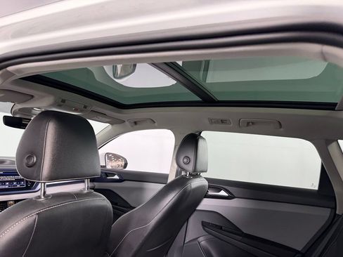Used 2023 Volkswagen Taos SE w/ Panoramic Sunroof Package FWD image 21