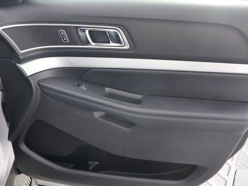 Used 2017 Ford Explorer XLT AWD/4WD image 28