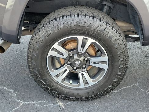 Used 2017 Toyota Tacoma TRD Sport w/ Tow Package RWD image 7