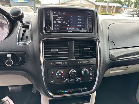 Used 2017 Dodge Grand Caravan SE w/ UConnect Hands-Free Group FWD image 25