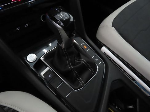 New 2026 Volkswagen Taos SE FWD image 16