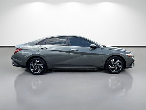 Used 2025 Hyundai Elantra Limited FWD image 2