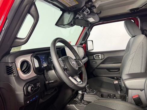 Used 2025 Jeep Wrangler Unlimited Sahara AWD/4WD image 22