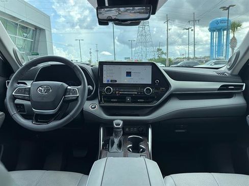 Used 2024 Toyota Highlander Platinum FWD image 13