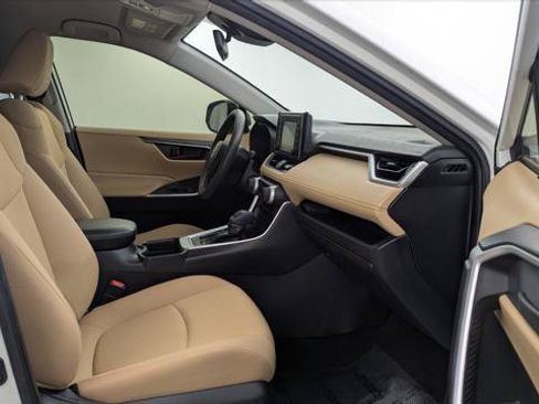 Used 2019 Toyota RAV4 LE FWD image 22
