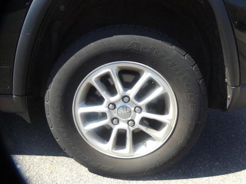 Used 2018 Jeep Grand Cherokee Laredo AWD/4WD image 9