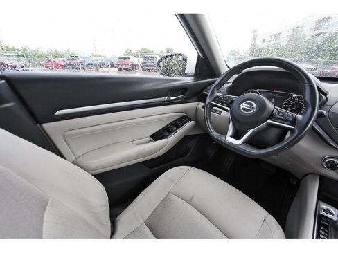 Used 2022 Nissan Altima 2.5 SV w/ SV Premium Package FWD image 9
