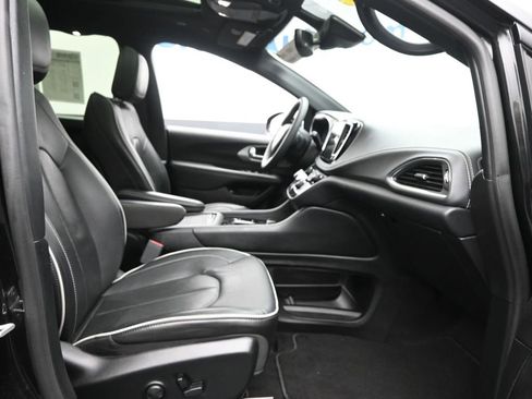 Used 2023 Chrysler Pacifica Limited w/ S Appearance Package image 7