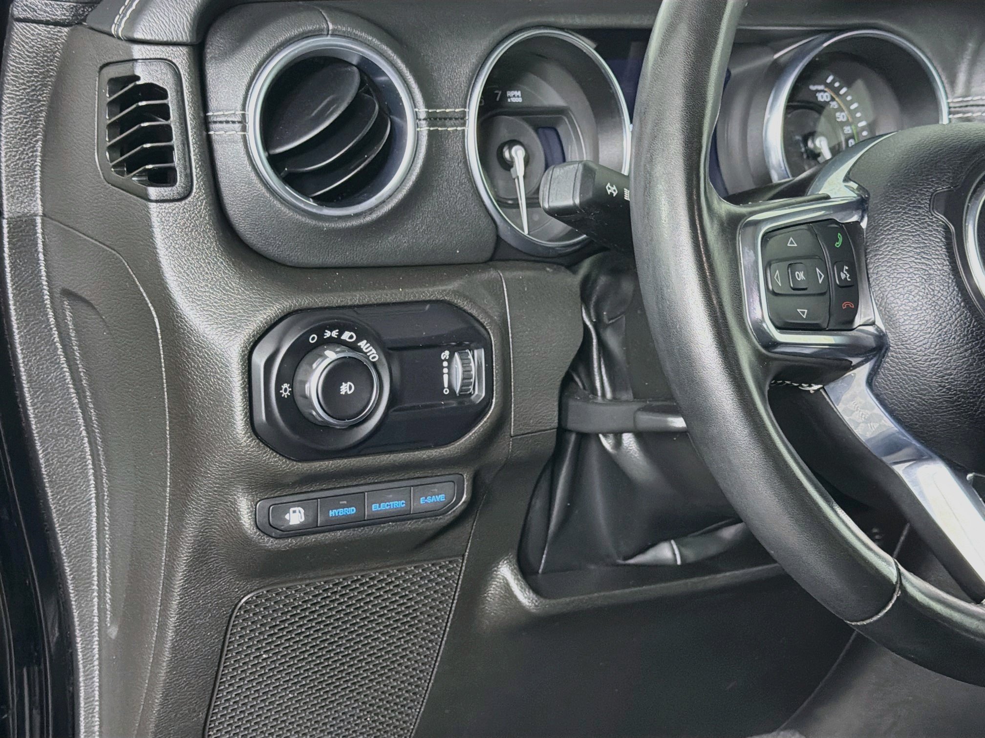 Used 2023 Jeep Wrangler Unlimited Sahara w/ Cold Weather Group AWD/4WD image 16