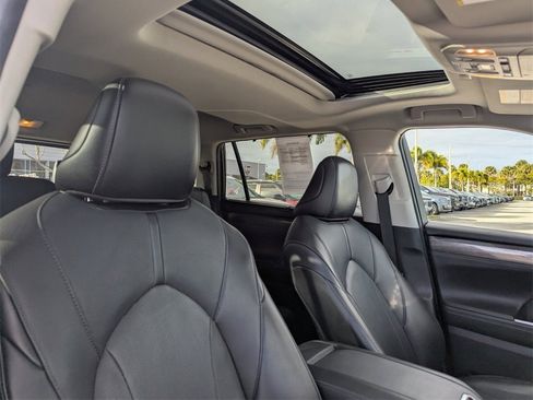 Used 2022 Toyota Highlander Limited image 11
