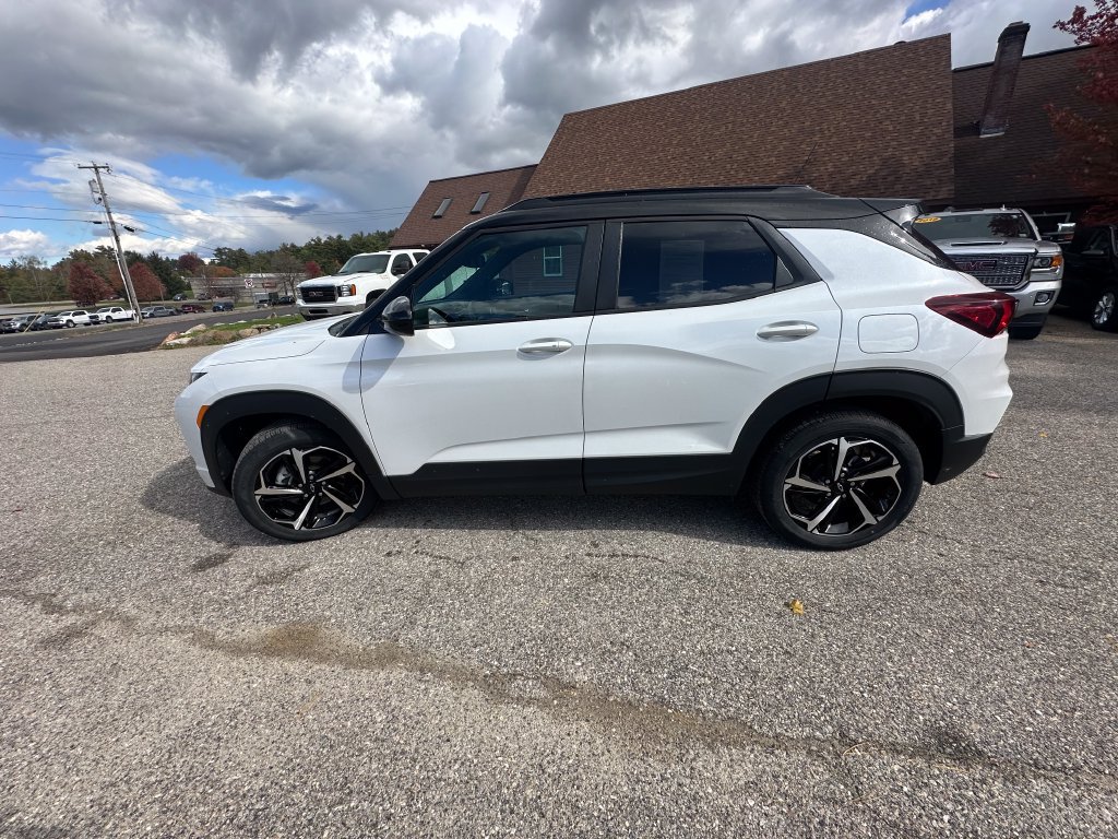 Used 2023 Chevrolet TrailBlazer RS w/ Sun and Liftgate Package FWD image 2