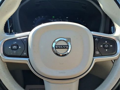 Used 2022 Volvo XC60 B5 Momentum image 14