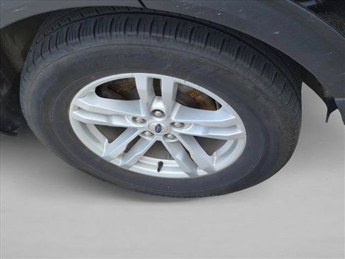 Used 2023 Ford Explorer XLT AWD/4WD image 8