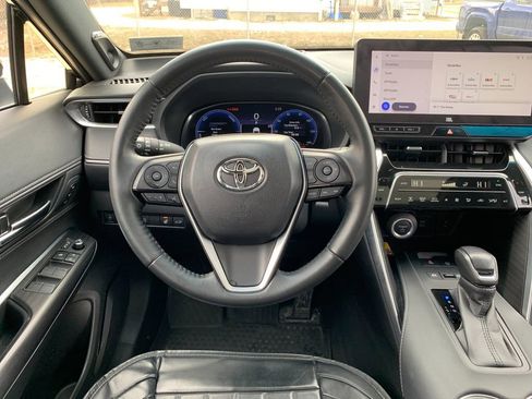 Used 2023 Toyota Venza Limited image 17