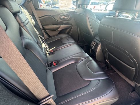 Used 2019 Jeep Cherokee Latitude Plus image 11