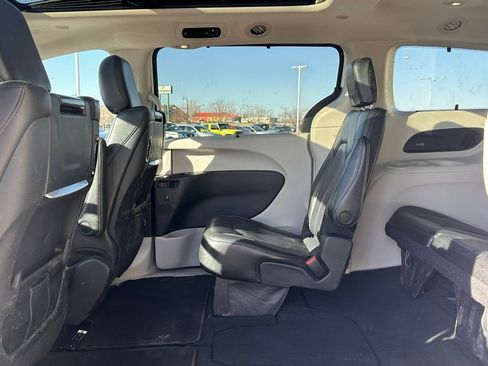 Used 2023 Chrysler Pacifica Touring-L w/ Uconnect Theater Family Group AWD/4WD image 12
