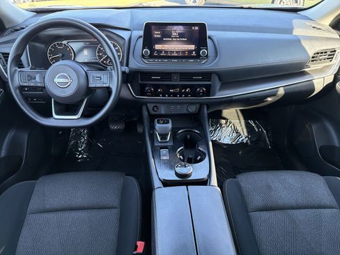 Used 2024 Nissan Rogue SV image 2