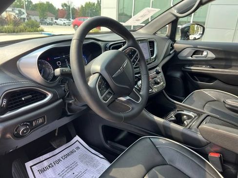 Used 2026 Chrysler Pacifica Limited FWD image 23