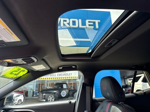 Used 2025 Chevrolet Trax RS w/ Sunroof Package FWD image 33