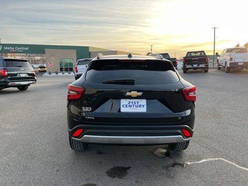 Used 2025 Chevrolet Trax LT w/ LT Convenience Package image 9