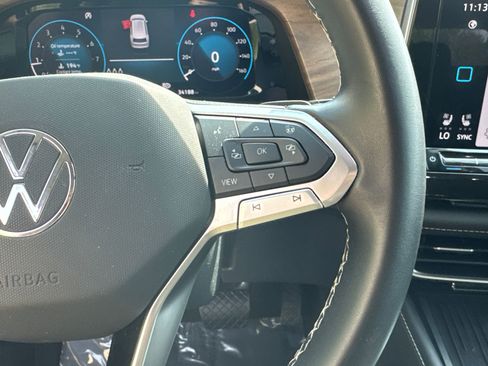 Used 2025 Volkswagen Atlas SE image 27