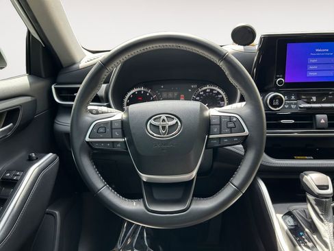 Used 2023 Toyota Highlander XLE AWD/4WD image 14