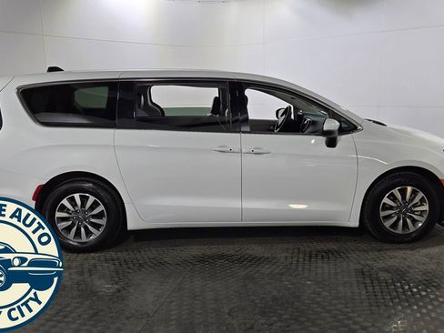 Used 2023 Chrysler Pacifica Touring-L FWD image 8