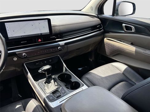 Used 2025 Kia Carnival FWD image 23