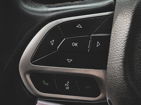 Used 2018 Chrysler Pacifica Touring-L FWD image 11