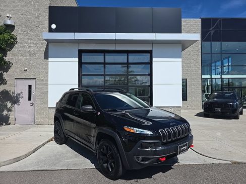 Used 2017 Jeep Cherokee Trailhawk w/ Comfort/Convenience Group AWD/4WD image 2