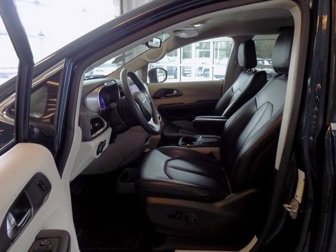 Used 2023 Chrysler Pacifica Touring-L image 21