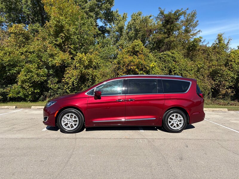 Used 2020 Chrysler Pacifica Touring-L FWD image 2