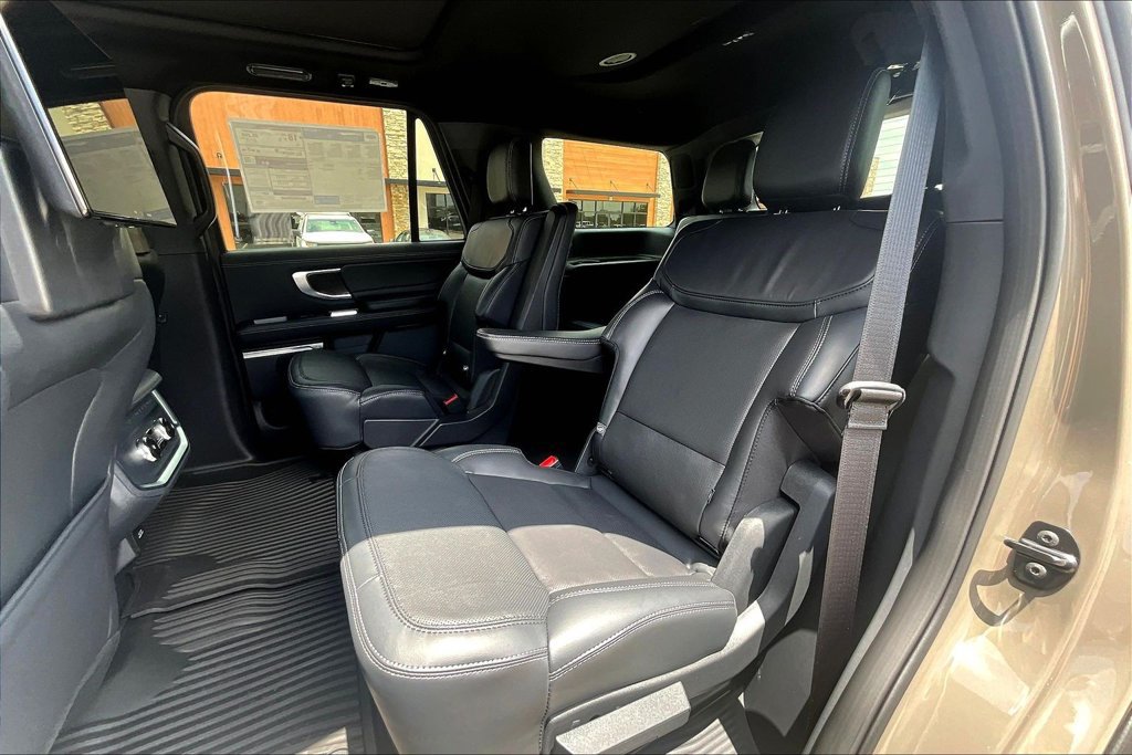 New 2026 Ford Expedition Platinum w/ Stealth Appearance Package AWD/4WD image 10