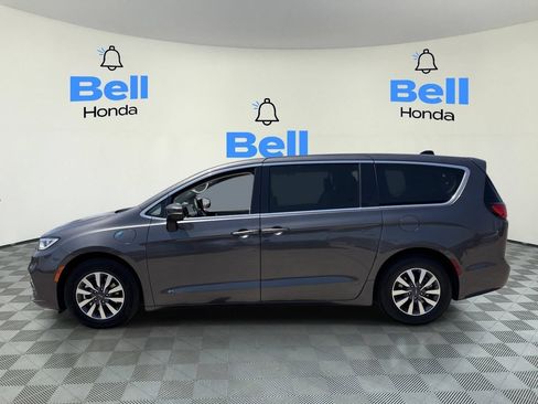 Used 2023 Chrysler Pacifica Touring-L FWD image 2