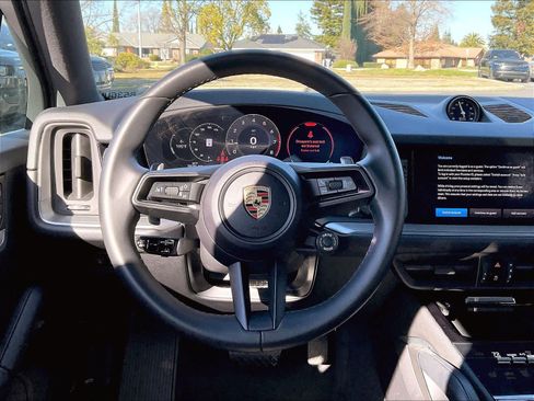 Used 2024 Porsche Cayenne AWD/4WD image 8