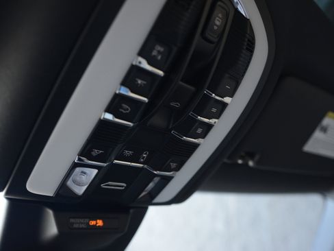 Certified 2025 Porsche Macan image 24