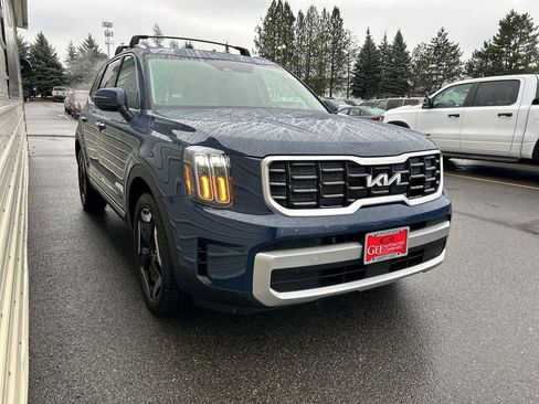 New 2025 Kia Telluride S image 3