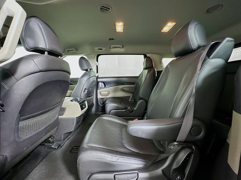 Used 2025 Kia Carnival FWD image 27