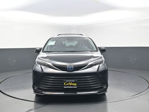 Used 2025 Toyota Sienna XLE w/ XLE Plus Package AWD/4WD image 4