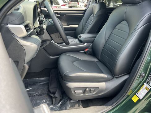 Used 2024 Toyota Highlander XLE AWD/4WD image 12