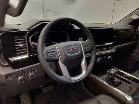 Used 2022 GMC Sierra 1500 SLT w/ SLT Convenience Package AWD/4WD image 4