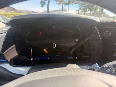 Used 2025 Chevrolet Trax LT image 37