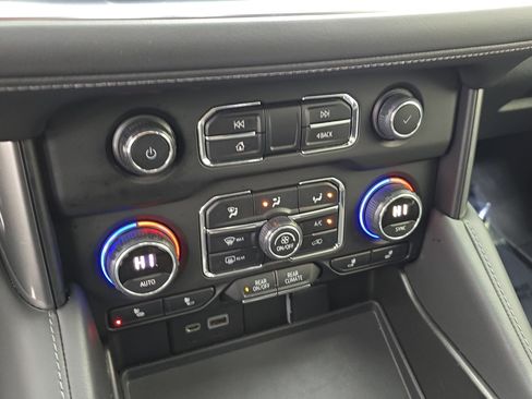 Used 2022 Chevrolet Tahoe Z71 w/ Luxury Package image 25