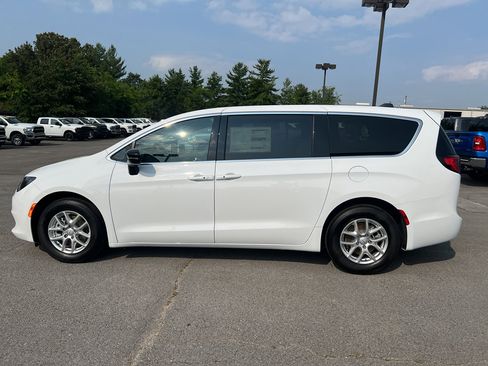 New 2025 Chrysler Voyager LX image 8