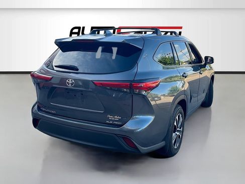 Used 2020 Toyota Highlander XLE AWD/4WD image 7
