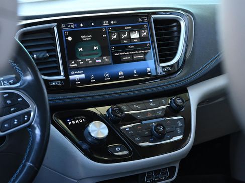 Used 2021 Chrysler Pacifica Touring-L image 22